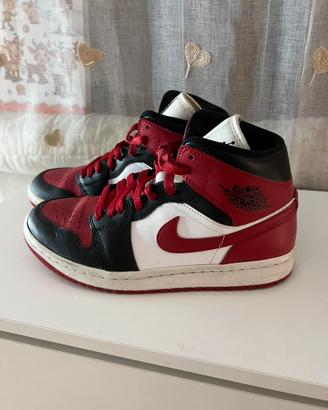 Nike Jordan 1 Mid rosse e nere – Taglia 38.5