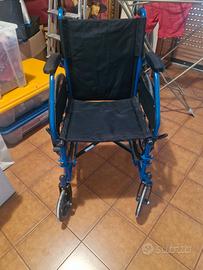 sedia a rotelle con supporti per le gambe 