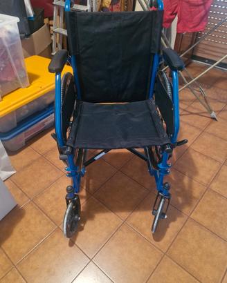 sedia a rotelle con supporti per le gambe 