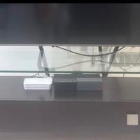 Mobile porta TV con ruote e ripiano in vetro