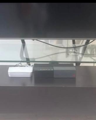 Mobile porta TV con ruote e ripiano in vetro