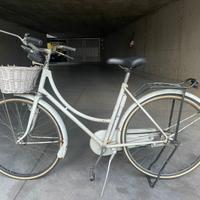 Bicicletta vintage da donna con cestino