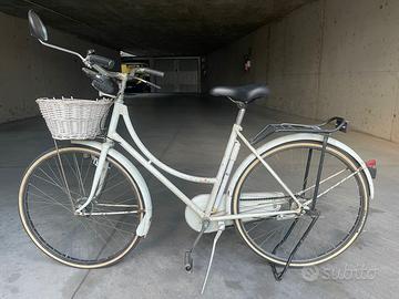 Bicicletta vintage da donna con cestino