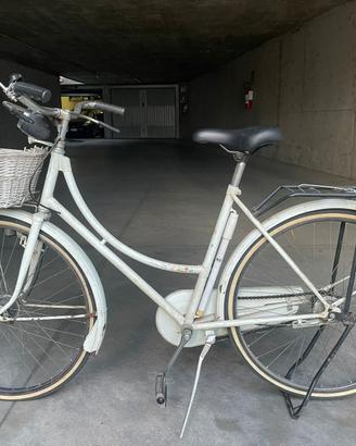 Bicicletta vintage da donna con cestino