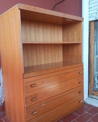 Mobile in legno chiaro