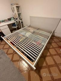 Letto matrimoniale in legno con 4 cassettoni  €250