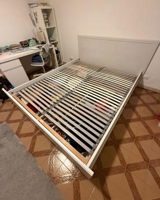 Letto matrimoniale in legno con 4 cassettoni  €250