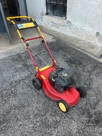 Trattorino rasaerba con avanzamento