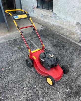 Trattorino rasaerba con avanzamento