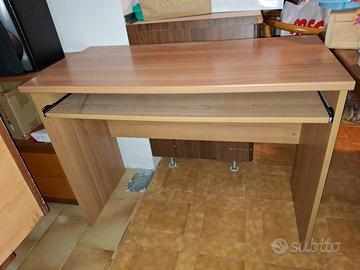 scrivania con ripiano estraibile