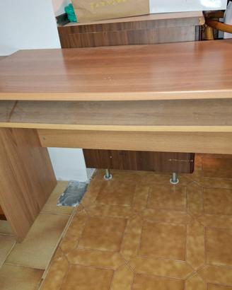 scrivania con ripiano estraibile