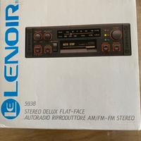 Autoradio stereo AM/FM riproduttore cassette.
