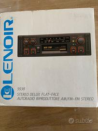 Autoradio stereo AM/FM riproduttore cassette.