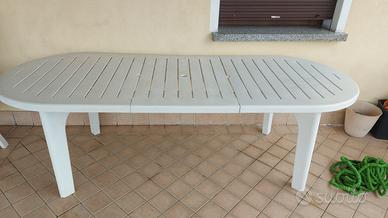 Tavolo e sedie da esterno