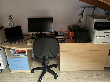 Scrivania ampia in faggio con cassettiera e sedia
