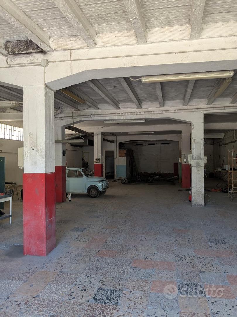 Ampio fondo con terrazzo e parcheggio
