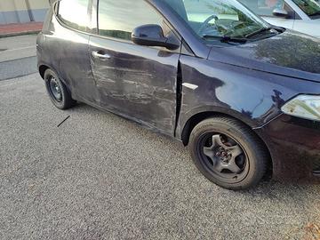 Lancia Y 1.2 gold incidentata 