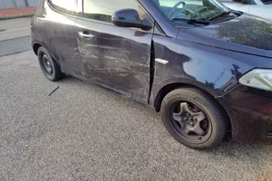 Lancia Y 1.2 gold incidentata 
