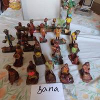 personaggi in legno costruiti artigianalmente