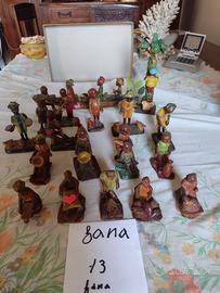 personaggi in legno costruiti artigianalmente