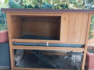 Comoda gabbia per conigli o piccoli roditori.