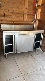 Tavolo armadiato in acciaio Inox