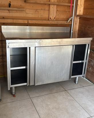 Tavolo armadiato in acciaio Inox