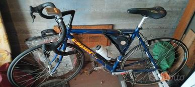 bicicletta da corsa + rullo allenamento