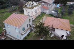 Rustici con terreno e uliveto