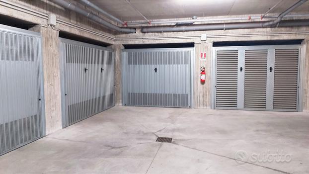 Garage 25 mq zona Fiera B. Roma per 2 auto