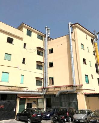 Frattaminore: Magazzino con ufficio all'interno