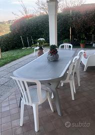Tavolo da giardino con sedie