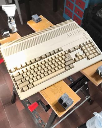 Commodore Amiga 500 con alimentatore