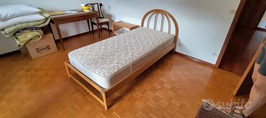 Letto singolo in legno curvato con materasso