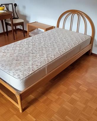 Letto singolo in legno con materasso
