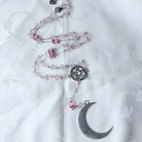 Collana rosa con pentacolo e luna