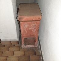 vecchia stufa in terracotta