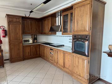 Cucina in legno massiccio