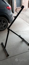Supporto metallico per pulizia bici