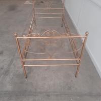 Letto singolo in ferro battuto .