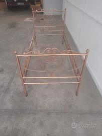 Letto singolo in ferro battuto .