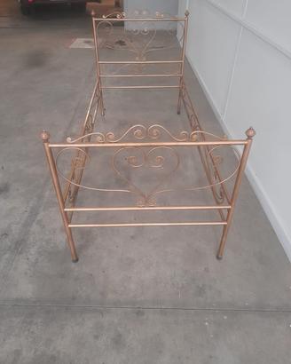 Letto singolo in ferro battuto .