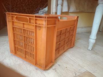 Cassette impilabili in plastica forata