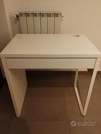 Scrivania bianca 