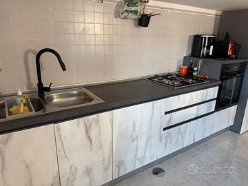 Cucina + divano (vendibile singolarmente)