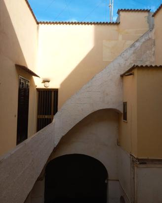  Casa + magazzino+ una striscia di terreno 