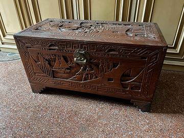 Baule orientale antico intagliato a mano (legno)
