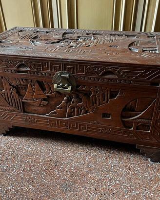 Baule orientale antico intagliato a mano (legno)