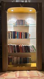 Libreria design marmo con luci LED e ripiani vetro