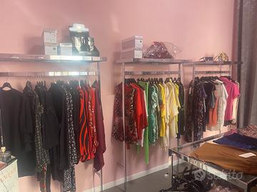 Scaffali negozio abbigliamento